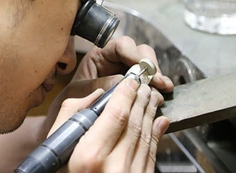 リューターでリングを磨いている