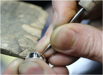 リングにミルを打っている