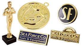 トロフィー、小さい銅像、バッジ