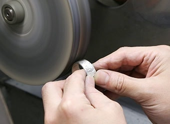 バフでリングを磨いている