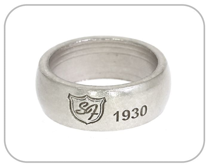 皮膜を取って銀色になったリング